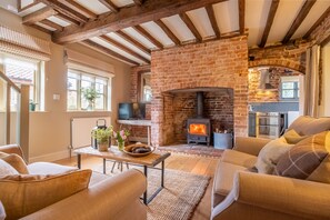 Stockman's Cottage: Cosy Sitting room has inglenook fireplace