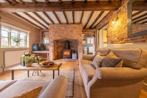 Stockman's Cottage: Cosy Sitting room has inglenook fireplace