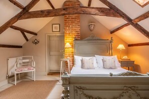 Stockman's Cottage, Foulsham: Elegant master bedroom with double bed