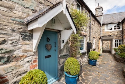 Una encantadora cabaña tradicional de piedra de Gales situada en un patio privado. 