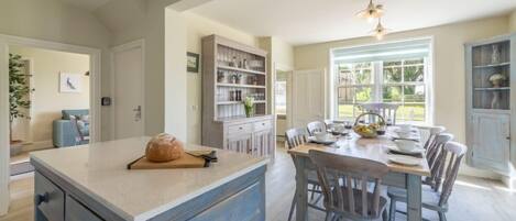 Ashdale: Gorgeous Kitchen / Dining room