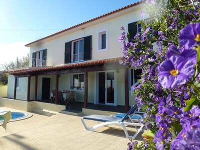 Villa mit einen beheizten Pool und Meerblick