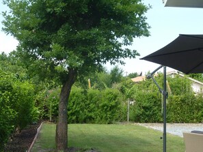 jardin devant la maison avec parking, petite vue salon de jardin 