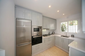 Fully fitted kitchen. Gas hob, oven, microwave, washing machine and fridgefreeze