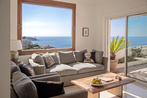 Sitting room with sea view