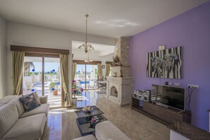 Contemporary Lounge Area