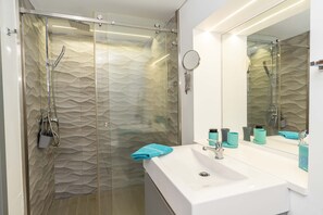 Bedroom 1 - Private Bathroom