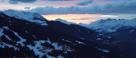 Vue de la terrasse en soirée