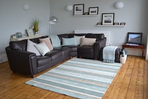 Spacious lounge
