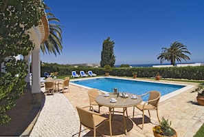 Villa Camena: Pool und Terrasse mit Meerblick