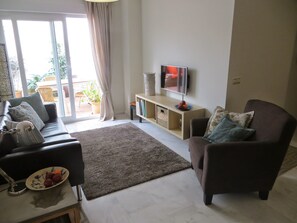 The living área with doors to terrace