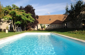 LA PISCINE FACE AU GITE