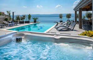 Luxury Villa POCRNJA with heated pool, jacuzzi, sauna and pool table