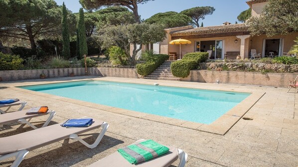 Vue de la villa depuis la piscine