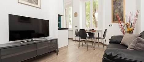 woonkamer en keuken met een tweede TV