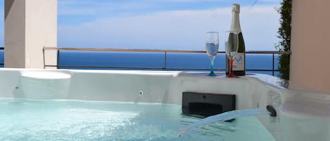 Outdoor spa tub