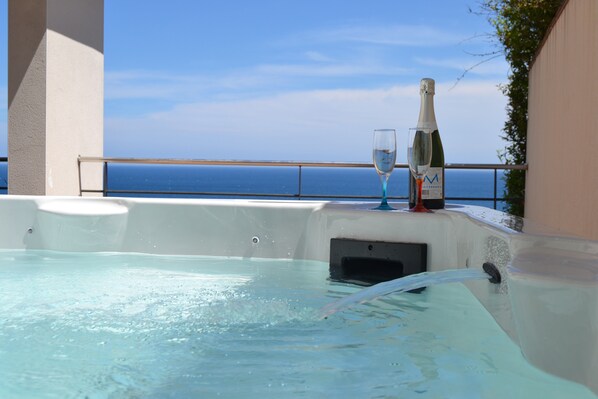 Outdoor spa tub