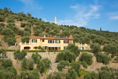 The villa is ideal for groups (with private swimmingpool and Equiped for bikers)