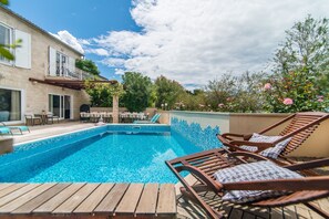 Heated swimming pool in Villa Mirca between end of April and mid October