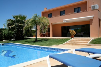 Modern Villa With Private Pool, 15 walk Old Town, 5min drive Golf, 