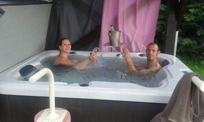 Outdoor spa tub