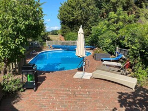 Large heated to 29 degrees,  30’ pool with shallow & deep ends & gas fired BBQ 