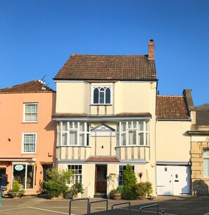 3 storeys. Garden at rear