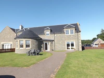 Large and comfortable steading conversion on the banks of the River Tay.