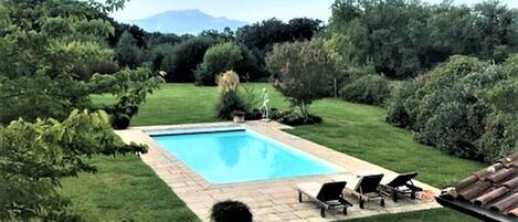 Piscina y jardín con vistas de los Pirineos