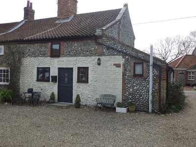 Flint cottage with parking in a quiet location nr Holt & Sheringham-Pet friendly