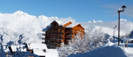 Immeuble les Balcons de Vallandry avec le Mont Blanc en arrière fond