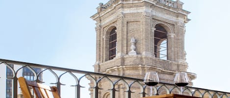 Terraza con vistas a la iglesia barroca del siglo XVII