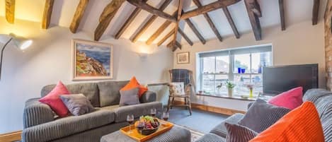 Newgates Cottage: Cheerful comfortable interiors