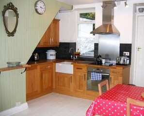 Well equipped kitchen with dinning table