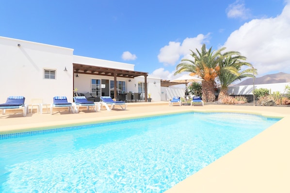 Welcome to Villa Emilianya Stunning 3 bed villa in spacious private grounds