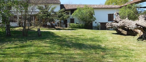 Vue de la ferme depuis le jardin