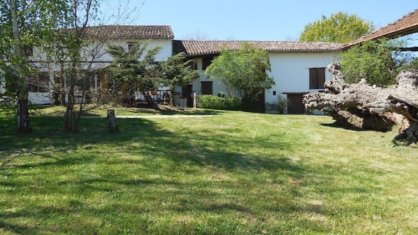 Vue de la ferme depuis le jardin