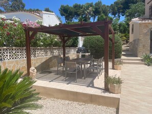 Outdoor dining with shade