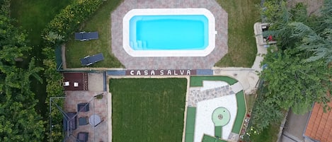 Foto a vista de dron del jardín de Casa Salva