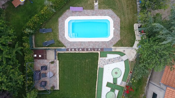 Foto a vista de dron del jardín de Casa Salva