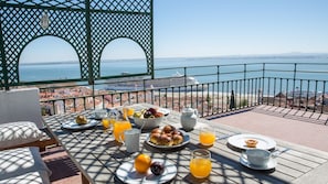 Enjoy an outside meal with a great view in this sunny patio.
#outdoor #patio #view #riverview #cityview #portugal #pt #lisbon