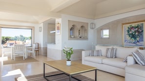 This charming living area has a comfortable and spacious couch, a large dining area, and a fully equipped kitchen.
#comfort #charm #class #chic #portugal #pt #lisbon