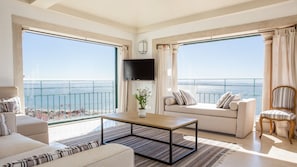 A stunning living room with a great view over the Tagus River.
#riverview #comfort #class #decor #portugal #pt #lisbon