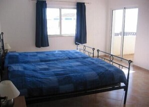 Large second bedroom with twin beds