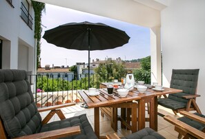 South facing terrace with 4 adjustable chairs and fold up tables. Will seat 8.