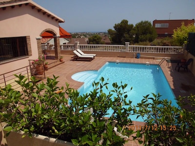 VILLA WITH SWIMMING POOL-PRIVATE GARDEN 2KM FROM THE BEACH.