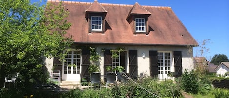 Dans un écrin de verdure, belle villa avec grande terrasse exposée plein sud...