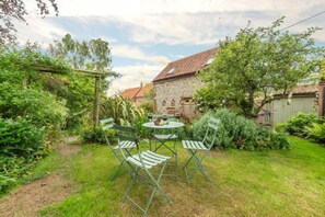 Tusker House, Wells-next-the-Sea: Fully enclosed garden with outdoor furniture