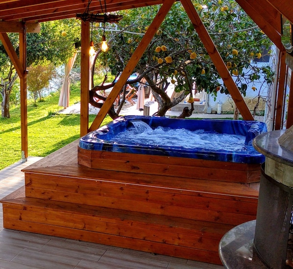 Outdoor spa tub