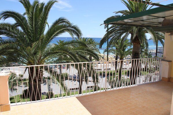 TERRAZZO CON GAZZEBO VISTA MARE,SPIAGGIA LUNGOMARE.